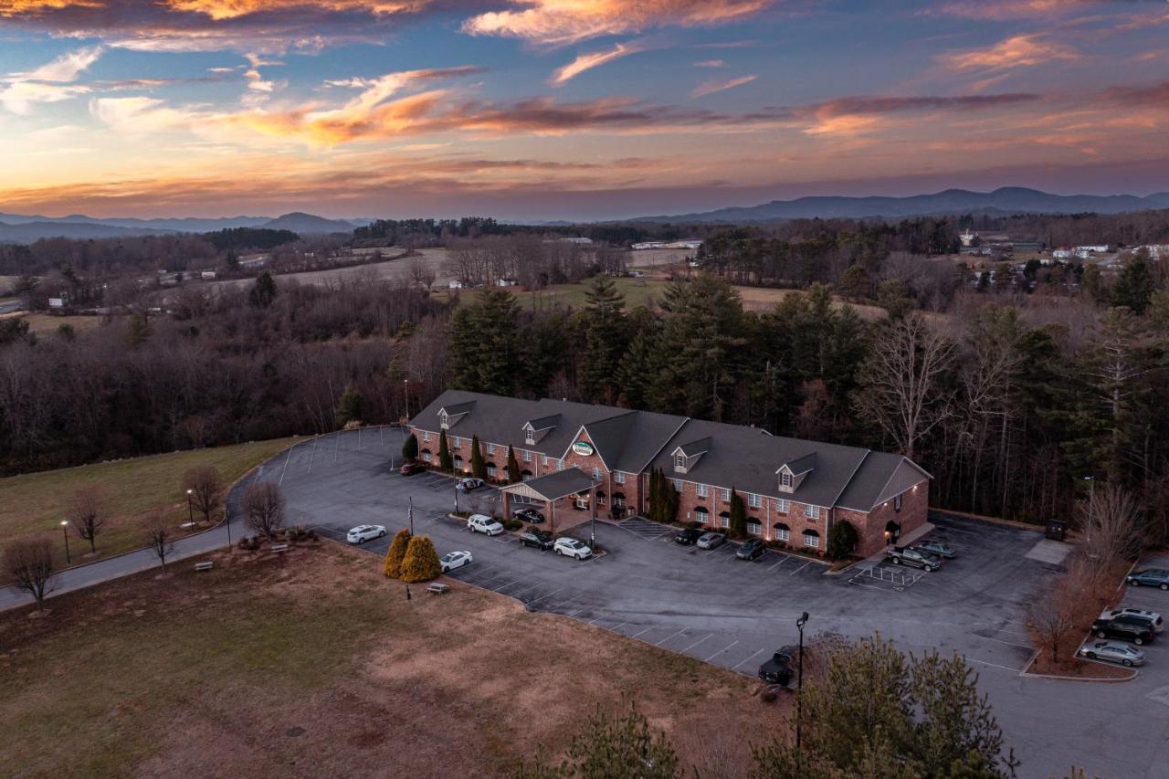 Mountain Inn & Suites Flat Rock Exterior foto