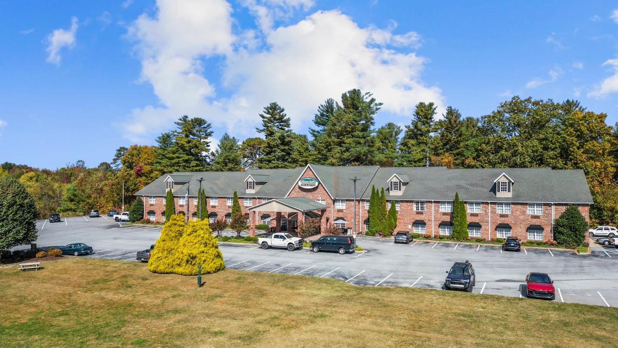 Mountain Inn & Suites Flat Rock Exterior foto